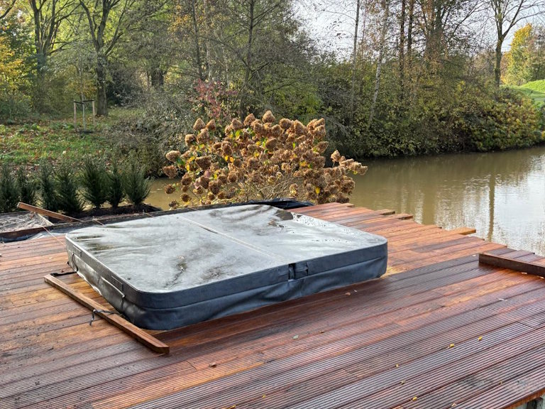 Jacuzzi-ombouw in vlonder